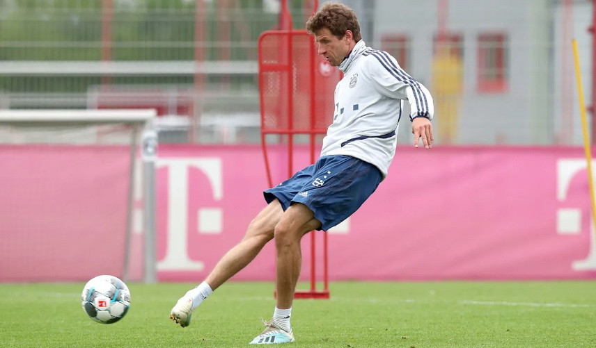 Thomas Mueller nỗ lực tập luyện. (Nguồn: FcBayern)