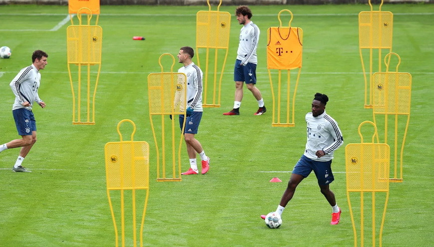 Các cầu thủ luôn tạo ra khoảng cách khi tập luyện. (Nguồn: FcBayern)