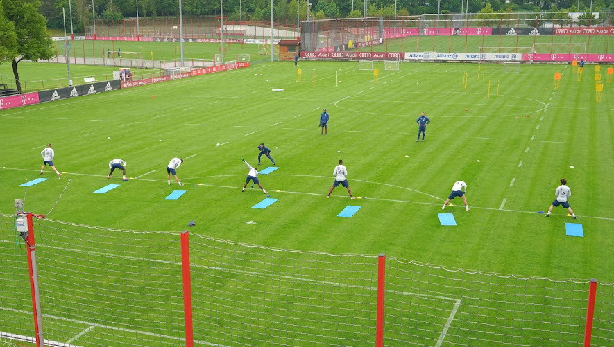 Các cầu thủ Bayern tập luyện nhưng vẫn tuân thủ quy định giãn cách xã hội. (Nguồn: FcBayern)