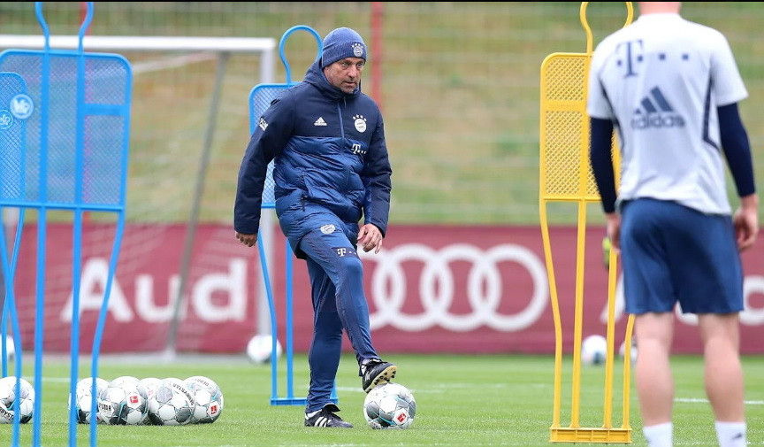 HLV Hansi Flick trực tiếp chỉ đạo học trò tập luyện. (Nguồn: FcBayern)