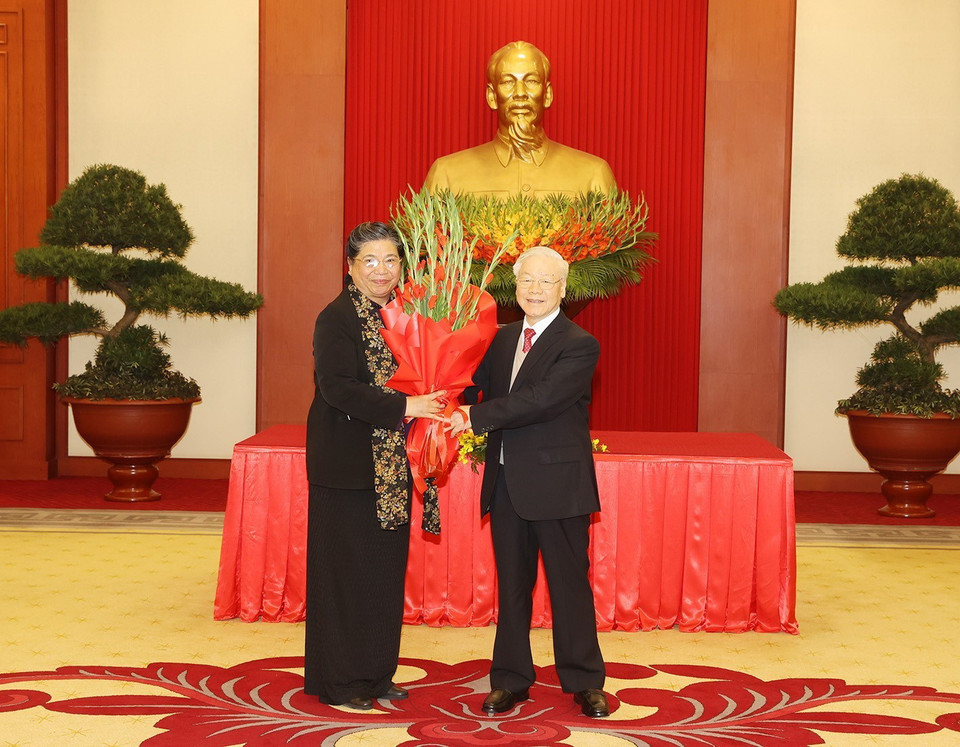 Tổng Bí thư Nguyễn Phú Trọng trao Quyết định và tặng hoa nguyên Ủy viên Bộ Chính trị, nguyên Phó Bí thư Đảng đoàn Quốc hội, nguyên Phó Chủ tịch Thường trực Quốc hội Tòng Thị Phóng. (Ảnh: Trí Dũng/TTXVN)
