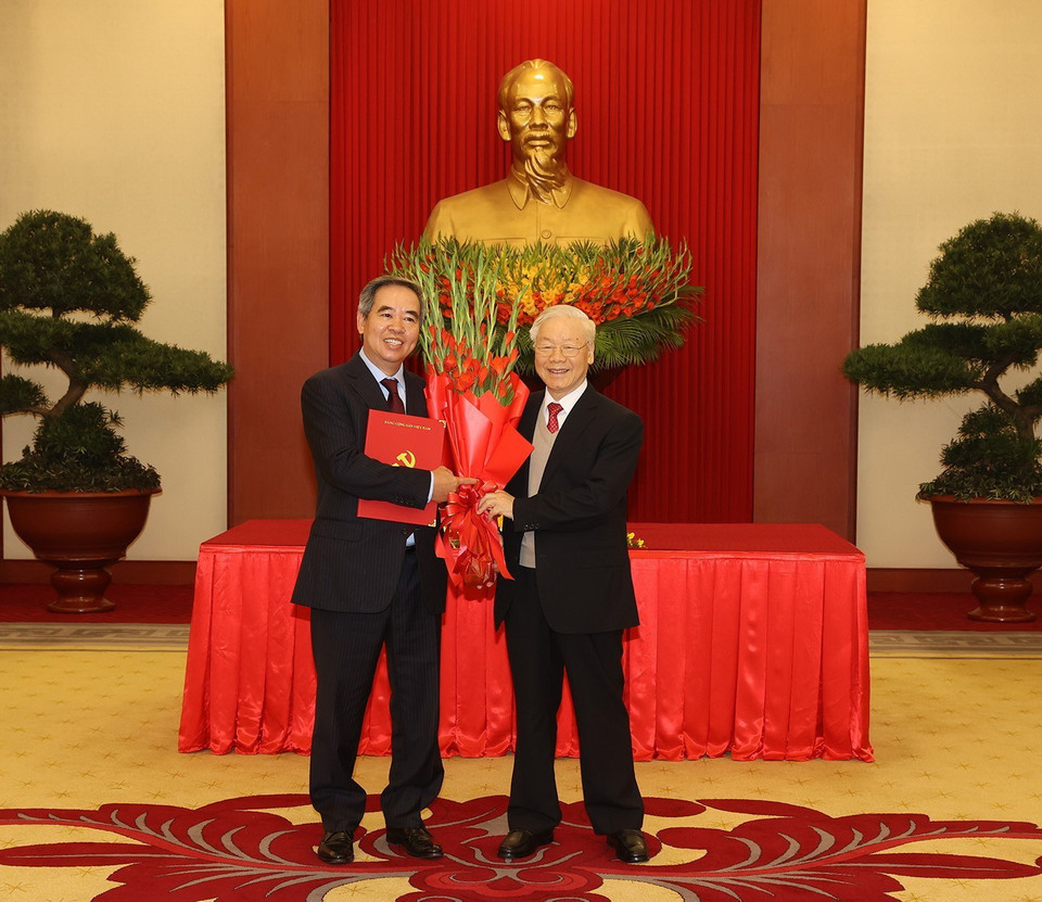 Tổng Bí thư Nguyễn Phú Trọng trao Quyết định và tặng hoa ông Nguyễn Văn Bình, nguyên Ủy viên Bộ Chính trị, nguyên Bí thư Trung ương Đảng, nguyên Trưởng Ban Kinh tế Trung ương. (Ảnh: Trí Dũng/TTXVN)