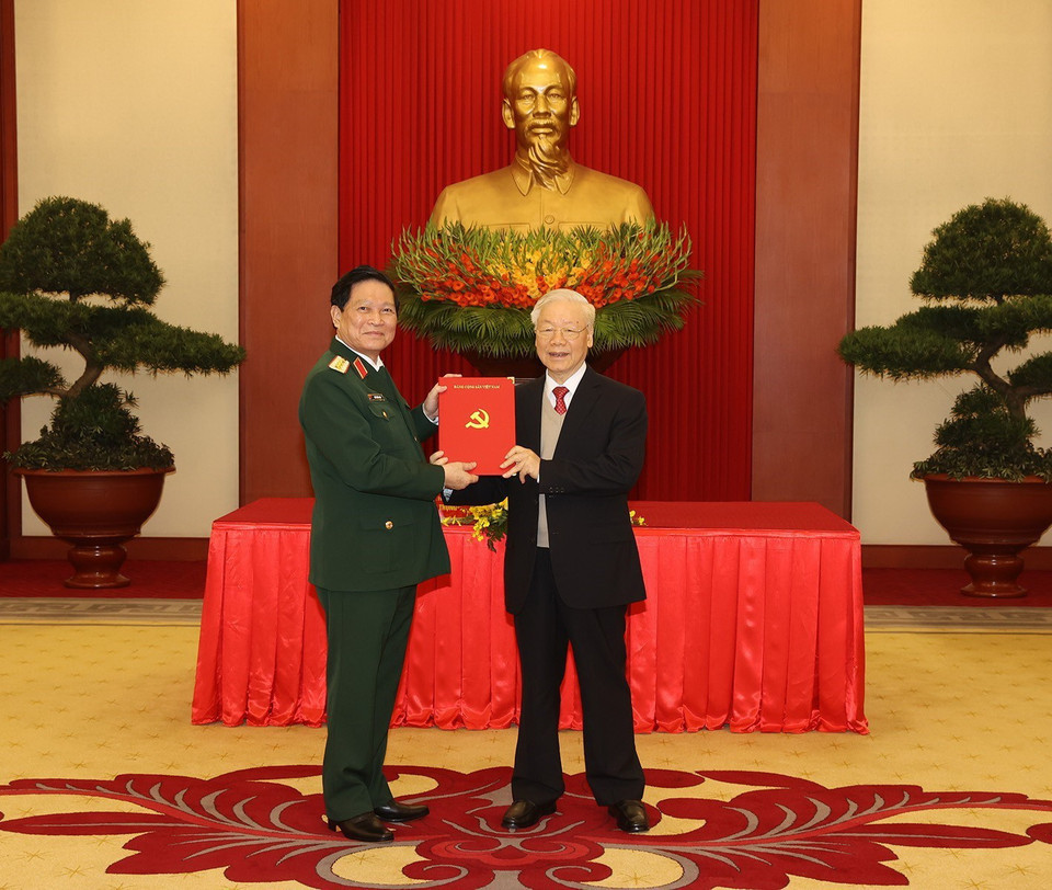 Tổng Bí thư Nguyễn Phú Trọng trao Quyết định cho Đại tướng Ngô Xuân Lịch, nguyên Ủy viên Bộ Chính trị, nguyên Phó Bí thư Quân ủy Trung ương, nguyên Bộ trưởng Bộ Quốc phòng. (Ảnh: Trí Dũng/TTXVN)
