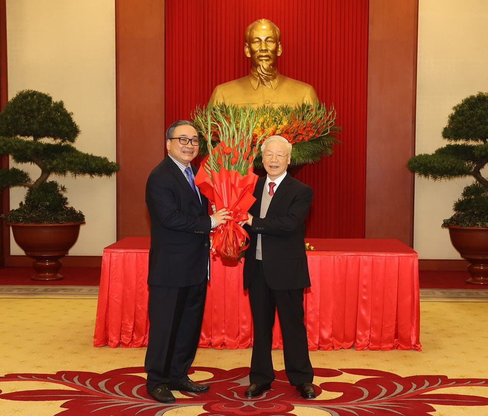 Tổng Bí thư Nguyễn Phú Trọng trao Quyết định và tặng hoa ông Hoàng Trung Hải, nguyên Ủy viên Bộ Chính trị, nguyên Bí thư Thành ủy Thành phố Hà Nội, nguyên Phó Trưởng Bộ phận Thường trực chuyên trách Tiểu ban Văn kiện Đại hội XIII của Đảng. (Ảnh: Trí Dũng/TTXVN)