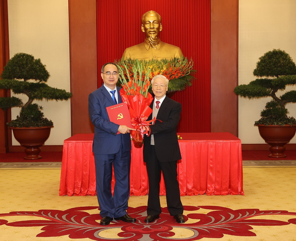 Tổng Bí thư Nguyễn Phú Trọng trao Quyết định và tặng hoa ông Nguyễn Thiện Nhân, nguyên Ủy viên Bộ Chính trị, nguyên Bí thư Thành ủy Thành phố Hồ Chí Minh, nguyên Trưởng đoàn đại biểu Quốc hội Thành phố Hồ Chí Minh. (Ảnh: Trí Dũng/TTXVN)