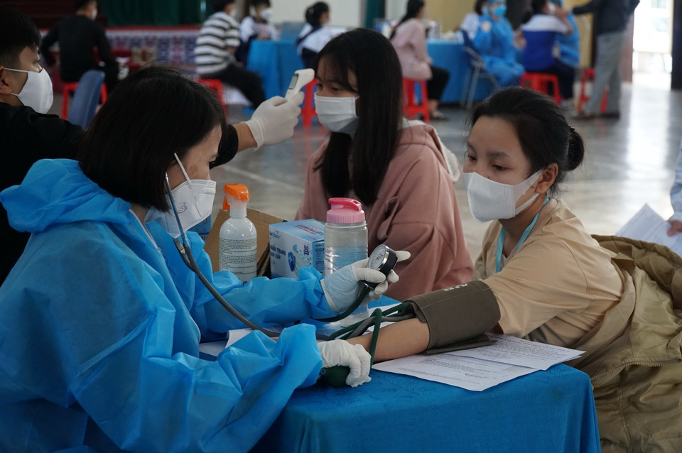 Khám sàng lọc sức khỏe trước khi tiêm cho học sinh tại trường THPT Dân tộc nội trú tỉnh Nghệ An. (Ảnh: Bích Huệ/TTXVN)