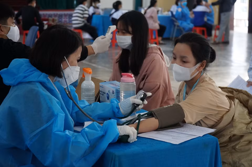 Khám sàng lọc sức khỏe trước khi tiêm cho học sinh tại trường THPT Dân tộc nội trú tỉnh Nghệ An. (Ảnh: Bích Huệ/TTXVN)