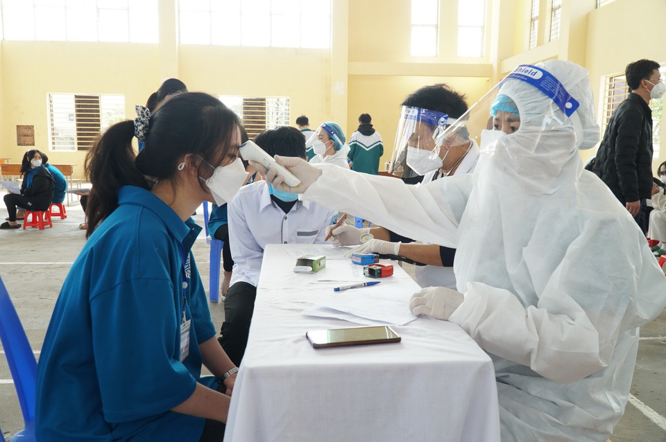 Khám sàng lọc cho trẻ trước khi tiêm tại trường THPT Chuyên Phan Bội Châu, thành phố Vinh. (Ảnh: Bích Huệ/TTXVN)