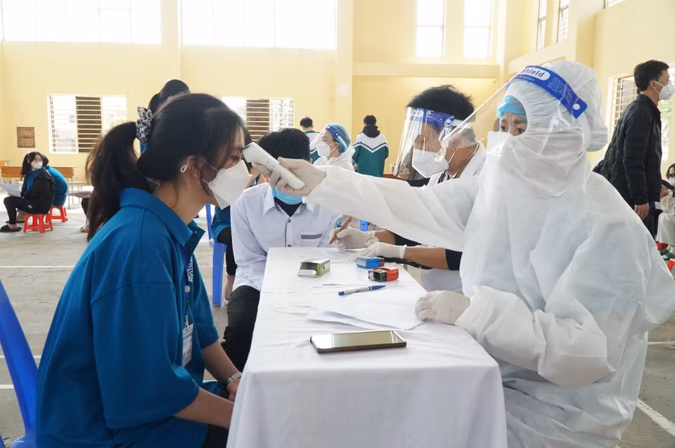 Khám sàng lọc cho trẻ trước khi tiêm tại trường THPT Chuyên Phan Bội Châu, thành phố Vinh. (Ảnh: Bích Huệ/TTXVN)