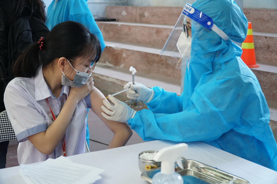 Sớm được tiêm vaccine là tấm lá chắn an toàn để học sinh yên tâm học tập khi đến trường. (Ảnh: Bích Huệ/TTXVN)