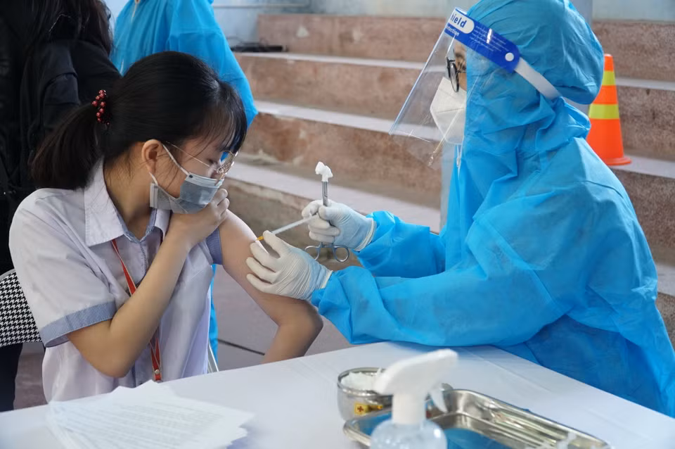 Sớm được tiêm vaccine là tấm lá chắn an toàn để học sinh yên tâm học tập khi đến trường. (Ảnh: Bích Huệ/TTXVN)