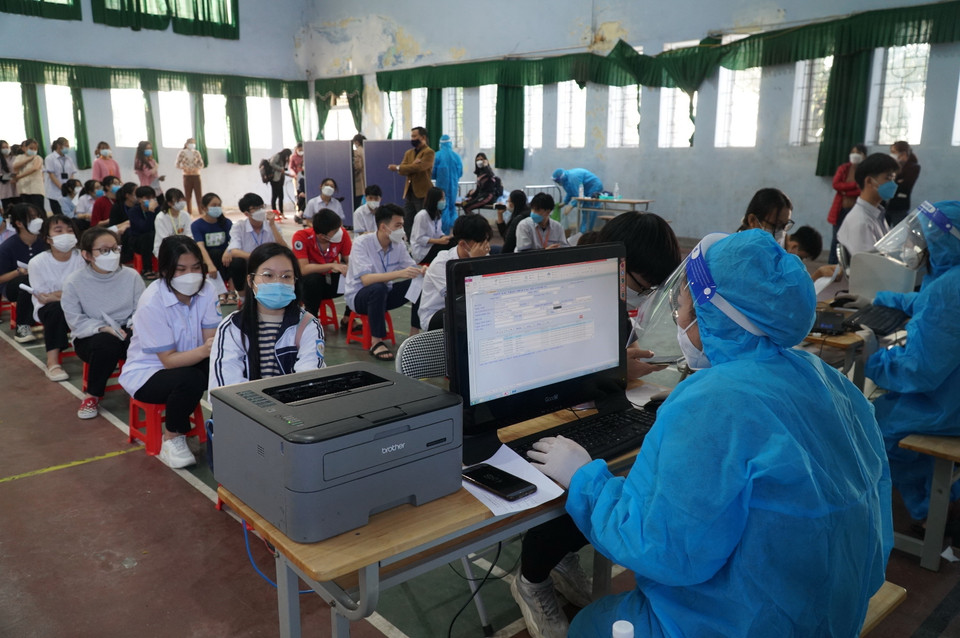 Mặc dù số lượng học sinh đến tiêm đông nhưng việc tổ chức tiêm được các cơ sở giáo dục thực hiện theo đúng quy trình, kế hoạch. (Ảnh: Bích Huệ/TTXVN)