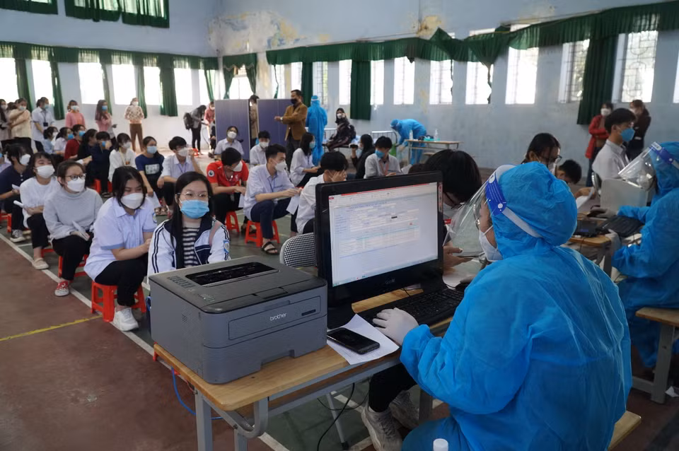Mặc dù số lượng học sinh đến tiêm đông nhưng việc tổ chức tiêm được các cơ sở giáo dục thực hiện theo đúng quy trình, kế hoạch. (Ảnh: Bích Huệ/TTXVN)