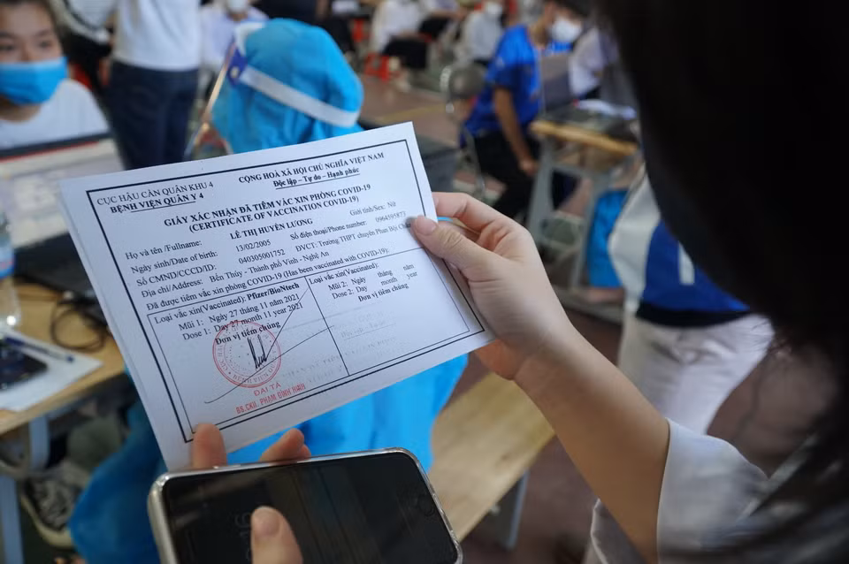 Đợt này có gần 100.000/300.000 học sinh được tiêm vaccine Pfizer phòng COVID-19. (Ảnh: Bích Huệ/TTXVN)