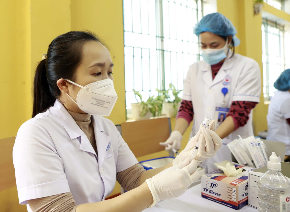 Chuẩn bị vaccine trước khi tiêm cho học sinh tại Trung tâm Giáo dục nghề nghiệp - Giáo dục thường xuyên huyện Tam Đảo. (Ảnh: Hoàng Hùng/TTXVN)