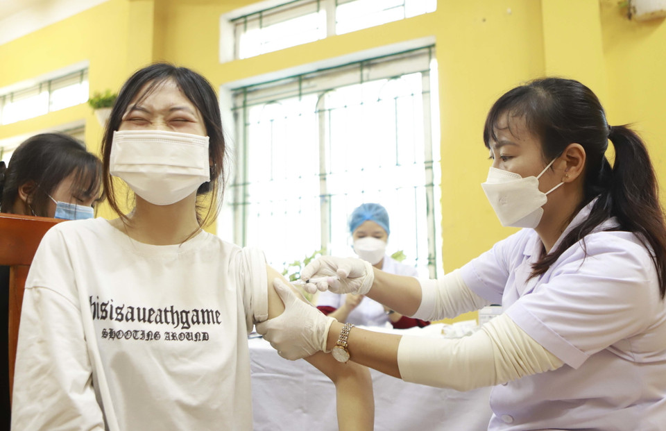 Tiêm vaccine phòng COVID-19 cho học sinh tại Trung tâm Giáo dục nghề nghiệp - Giáo dục thường xuyên huyện Tam Đảo. (Ảnh: Hoàng Hùng/TTXVN)