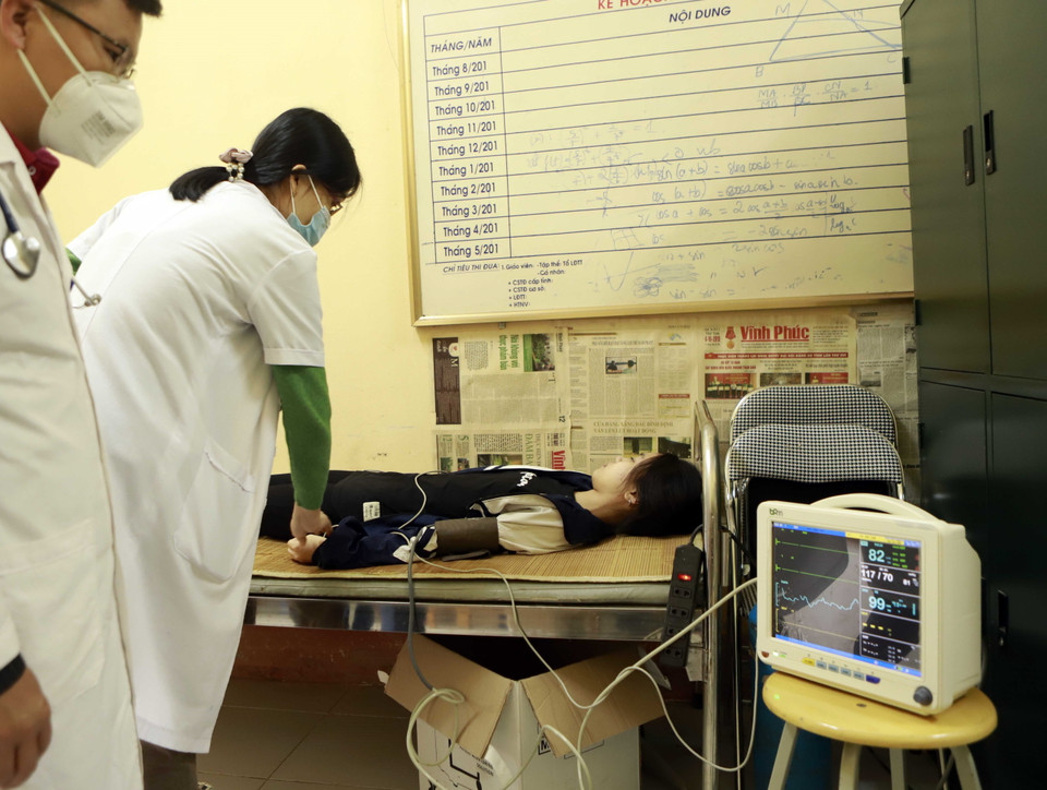 Một học sinh được theo dõi sau khi tiêm, tại điểm tiêm Trường THPT Tam Đảo 1, huyện Tam Đảo. (Ảnh: Hoàng Hùng/TTXVN)