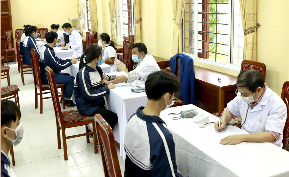 Khu vực khám sàng lọc trước khi tiêm tại Trường THPT Tam Đảo 1, huyện Tam Đảo. (Ảnh: Hoàng Hùng/TTXVN)