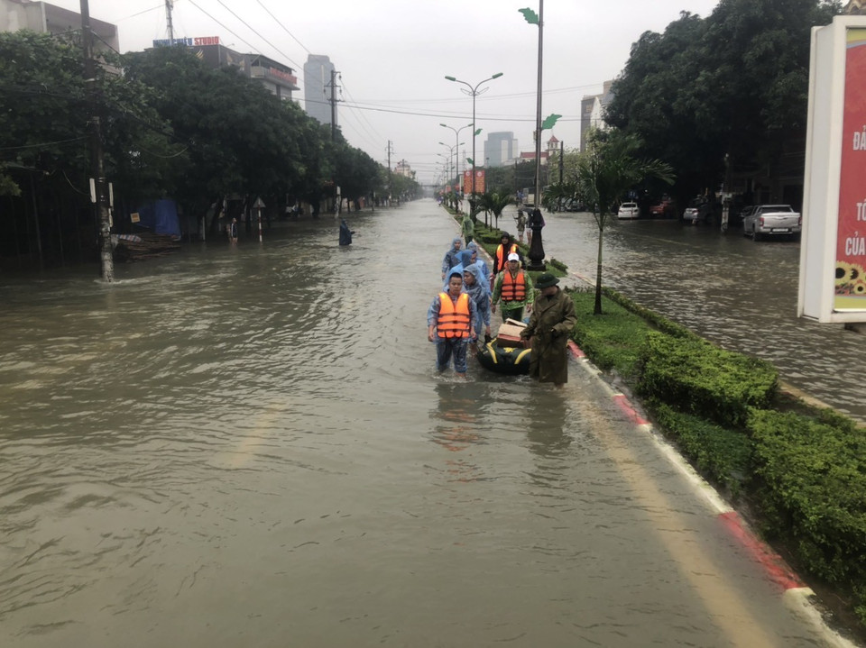 Các đội nhóm thiện nguyện dùng xuồng hơi chất đầy các nhu yếu phẩm cần thiết như mì tôm, sữa, nước, bánh ngọt… được chia thành từng túi nhỏ kéo đi dọc các tuyến đường để cứu trợ cho người dân bị cô lập. (Ảnh: Hoàng Ngà/TTXVN)