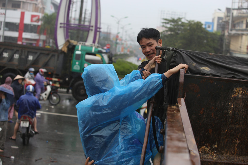 Anh Ngô Văn Hùng, lái xe Ben trú ở Tổ dân phố 12 (Thị trấn Thạch Hà, huyện Thạch Hà, Hà Tĩnh) đã mang xe vào từ hai ngày nay để cứu trợ người dân thành phố Hà Tĩnh. (Ảnh: Hoàng Ngà/TTXVN)