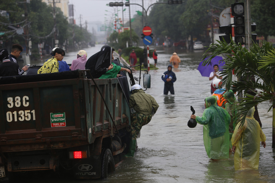 Những chiếc xe đi dọc các tuyến đường hỗ trợ người dân di chuyển đi mua đồ dùng cần thiết. (Ảnh: Hoàng Ngà/TTXVN)