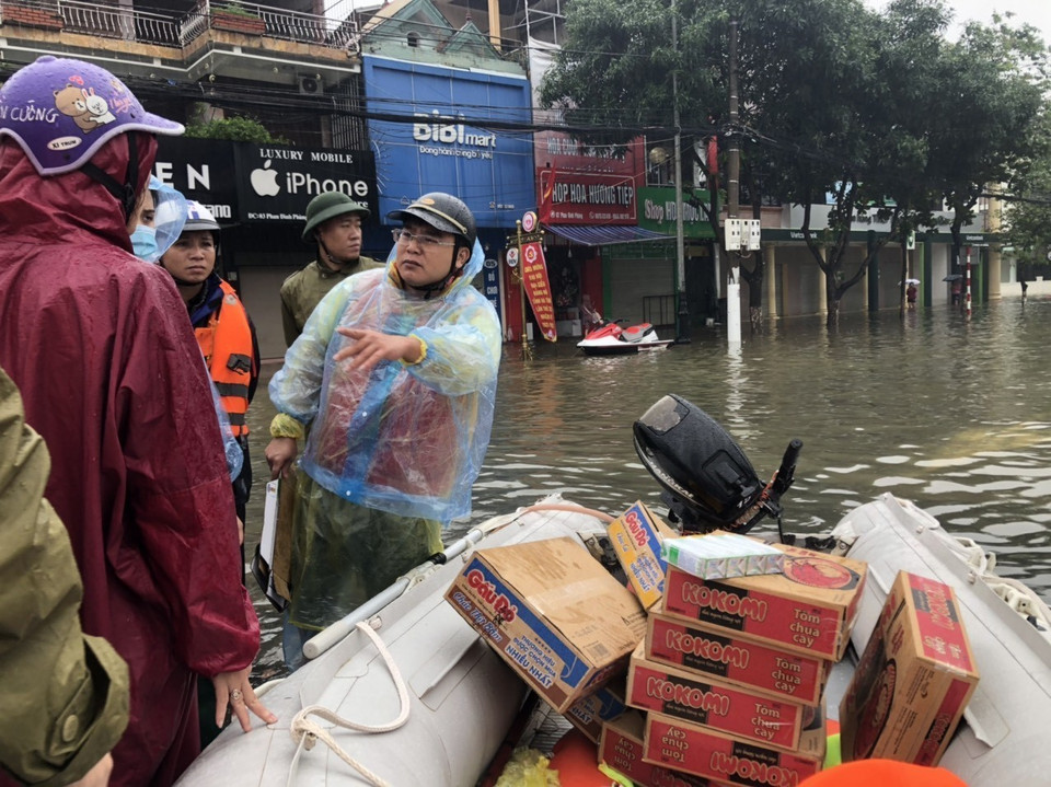 Anh Trần Văn Hậu, đại diện nhóm Thiện tâm Cương Gián (huyện Nghi Xuân, Hà Tĩnh) cho biết, nhóm đi xuồng đến những điểm người dân bị cô lập, không thể ra ngoài được để cứu trợ lương thực. (Ảnh: Hoàng Ngà/TTXVN)