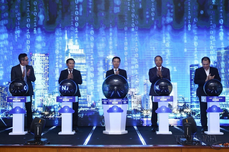 Ngày 22/5/2020, Bộ Thông tin và Truyền thông phát động Chiến dịch Thúc đẩy chuyển đổi số bằng công nghệ điện toán đám mây Việt Nam. Chuyển đổi số giúp các doanh nghiệp Việt Nam linh hoạt trong thay đổi mô hình hoạt động, tiết giảm chi phí, duy trì hoạt động để tồn tại và hồi phục mạnh mẽ sau đại dịch COVID-19. (Ảnh: Minh Quyết/TTXVN)
