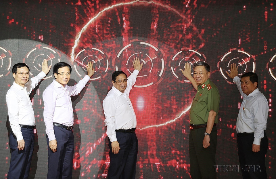 Thủ tướng Phạm Minh Chính và các đại biểu thực hiện nghi thức công bố vận hành chính thức 2 hệ thống Dự án Cơ sở dữ liệu quốc gia về dân cư và Dự án Sản xuất, cấp và quản lý Căn cước công dân từ ngày 1/7/2021. (Ảnh: Dương Giang/TTXVN)