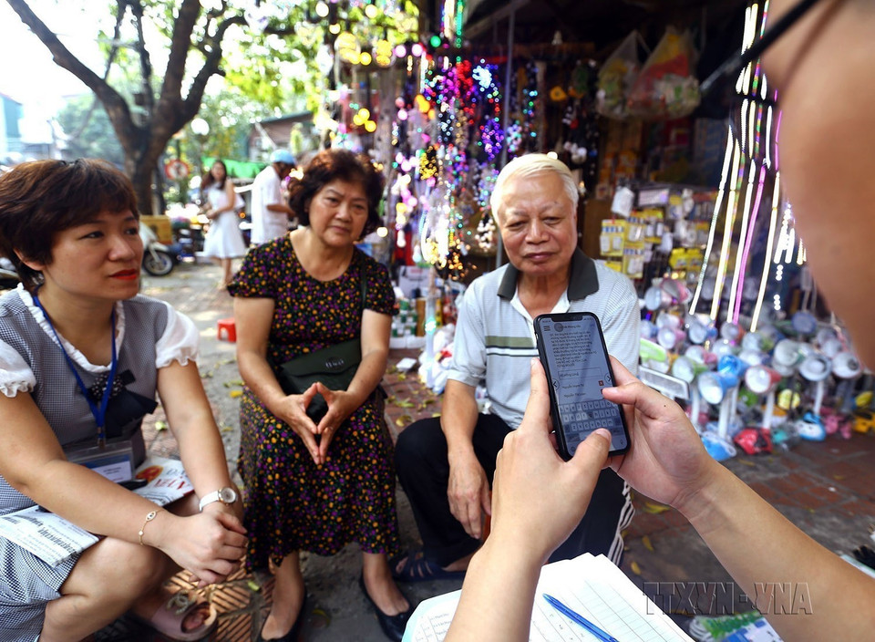 Ứng dụng phiếu điều tra điện tử trong Tổng điều tra Dân số và nhà ở năm 2019 thay cho phiếu giấy truyền thống của Tổng cục Thống kê đã góp phần giảm giảm đáng kể chi phí và thời gian tiến hành điều tra. (Ảnh: Danh Lam/TTXVN)