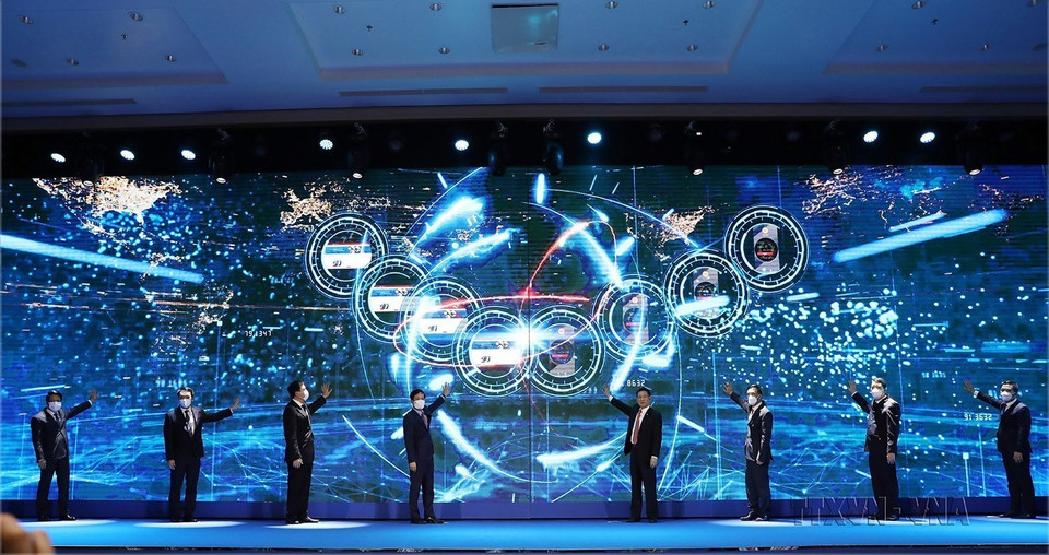 Ngày 21/3/2022, Tổng cục Thuế (Bộ Tài chính) ra mắt Cổng thông tin điện tử dành cho nhà cung cấp nước ngoài và triển khai ứng dụng Thuế điện tử được cài đặt trên điện thoại di động thông minh (eTax Mobile), khẳng định quyết tâm của ngành Tài chính thực hiện hiện đại hóa, số hóa quản lý tài chính quốc gia và quản lý thuế, đóng góp chung vào công cuộc chuyển đổi số quốc gia. (Ảnh: Phạm Hậu/TTXVN)