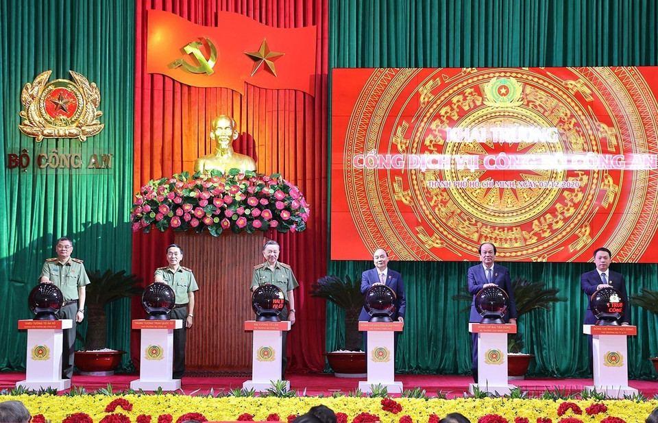 Thủ tướng Nguyễn Xuân Phúc và các đại biểu thực hiện nghi thức khai trương Cổng Dịch vụ công của Bộ Công an (Hà Nội, 7/12/2020). (Ảnh: Thống Nhất/TTXVN)