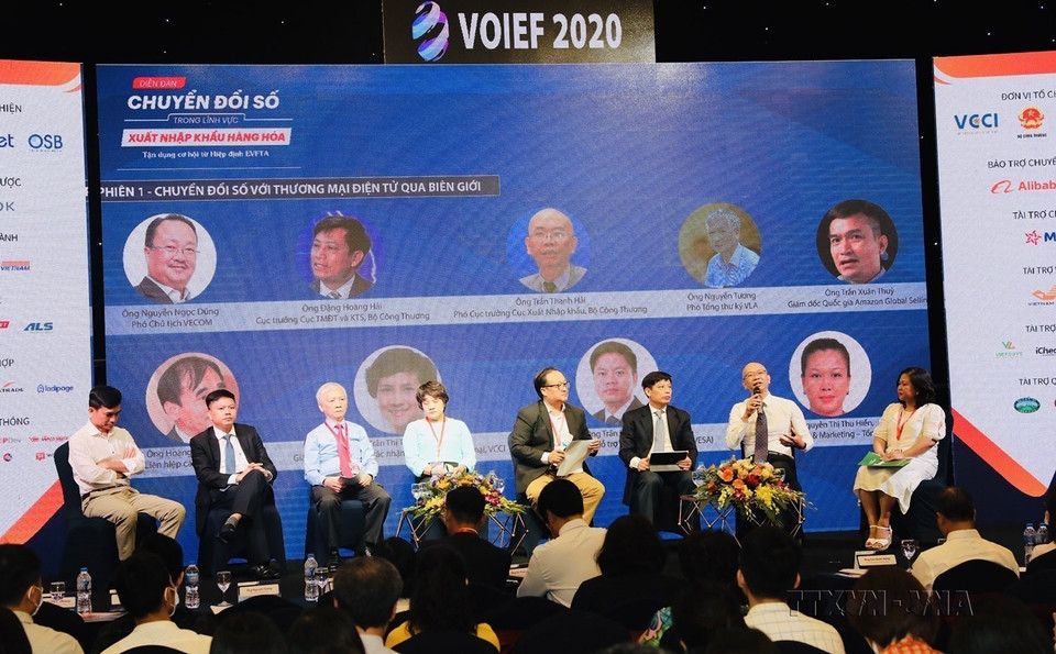 Ngày 28/7/2020, Bộ Công Thương chủ trì tổ chức Diễn đàn Chuyển đổi số trong lĩnh vực xuất nhập khẩu hàng hoá - Tận dụng cơ hội từ Hiệp định EVFTA và khai trương Nền tảng hỗ trợ xuất nhập khẩu Việt Nam với địa chỉ: www.ecvn.com nhằm giúp doanh nghiệp dễ dàng tìm kiếm cơ hội giao thương trên môi trường trực tuyến khi các điều khoản của Hiệp định EVFTA có hiệu lực. (Ảnh: Trần Việt/TTXVN)