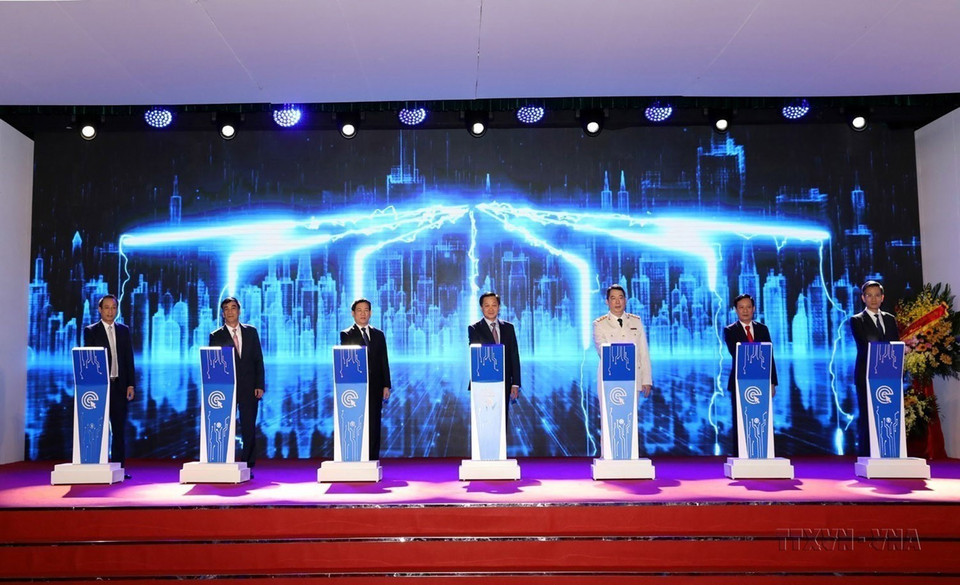 Ngày 21/11/2021, Phó Thủ tướng Lê Minh Khái cùng các đại biểu thực hiện nghi thức ấn nút triển khai Hệ thống hóa đơn điện tử, đảm bảo từ 1/7/2022 toàn bộ người nộp thuế sử dụng hóa đơn điện tử. (Ảnh: Phạm Hậu/TTXVN)