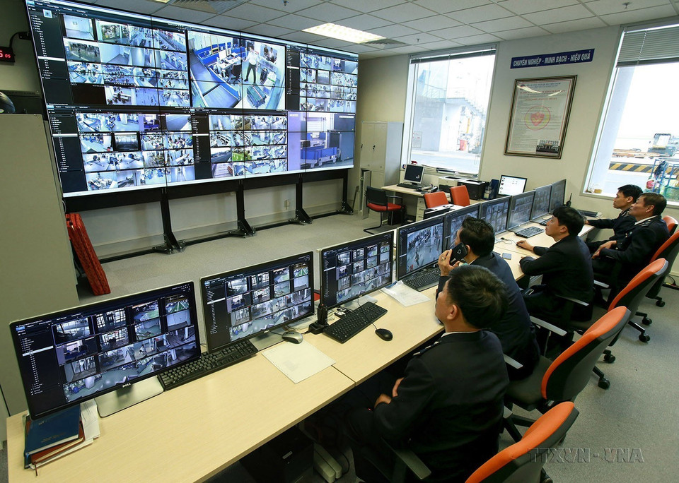 Trong lĩnh vực quản lý nhà nước về hải quan, việc đẩy mạnh chuyển đổi số là yêu cầu khách quan và tất yếu để xây dựng một ngành hải quan thông minh, hướng tới xây dựng Chính phủ số, nền kinh tế số, xã hội số. Trong ảnh: Trung tâm chỉ huy giám sát hoạt động Nhà ga T2 thuộc Chi cục Hải quan cửa khẩu Sân bay quốc tế Nội Bài (Cục Hải quan Hà Nội). (Ảnh: Hoàng Hùng/TTXVN)