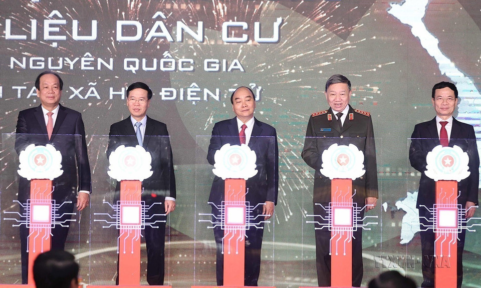 Thủ tướng Nguyễn Xuân Phúc và các đại biểu khai trương Hệ thống cơ sở dữ liệu quốc gia về dân cư và Hệ thống sản xuất cấp và quản lý căn cước công dân của Bộ Công an (Hà Nội, 25/2/2021). (Ảnh: Thống Nhất/TTXVN)