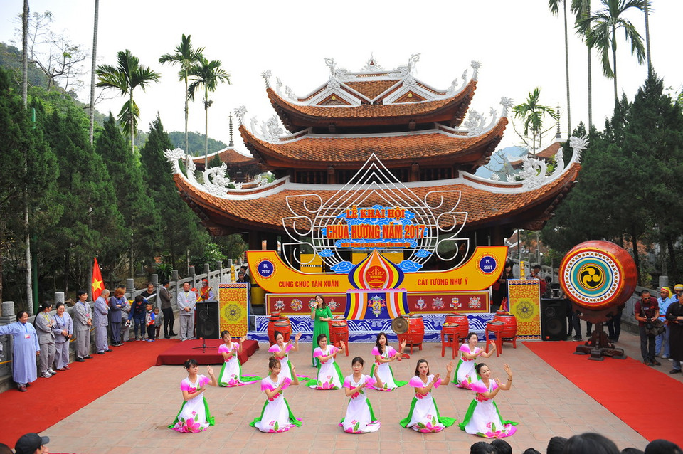 Biểu diễn các tiết mục nghệ thuật truyền thống tại lễ khai hội chùa Hương 2017. (Ảnh: Minh Đức/TTXVN)