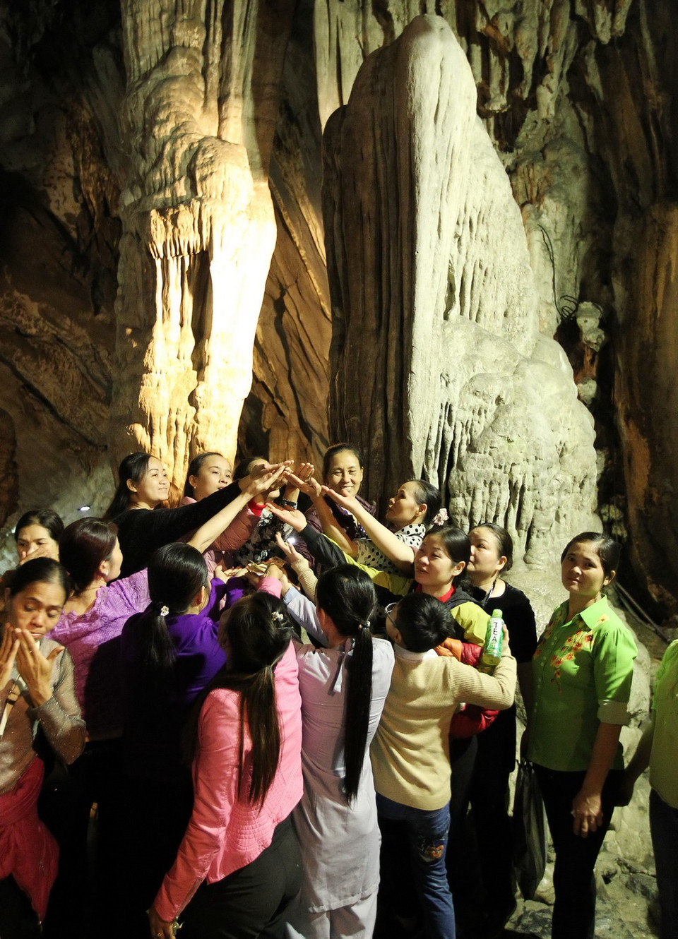 Du khách thập phương dâng hương tại động Hương Tích. (Ảnh: Quốc Khánh/TTXVN)