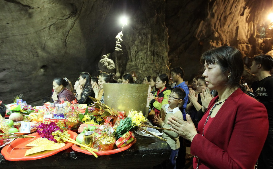 Du khách thập phương dâng hương tại động Hương Tích. (Ảnh: Quốc Khánh/TTXVN)