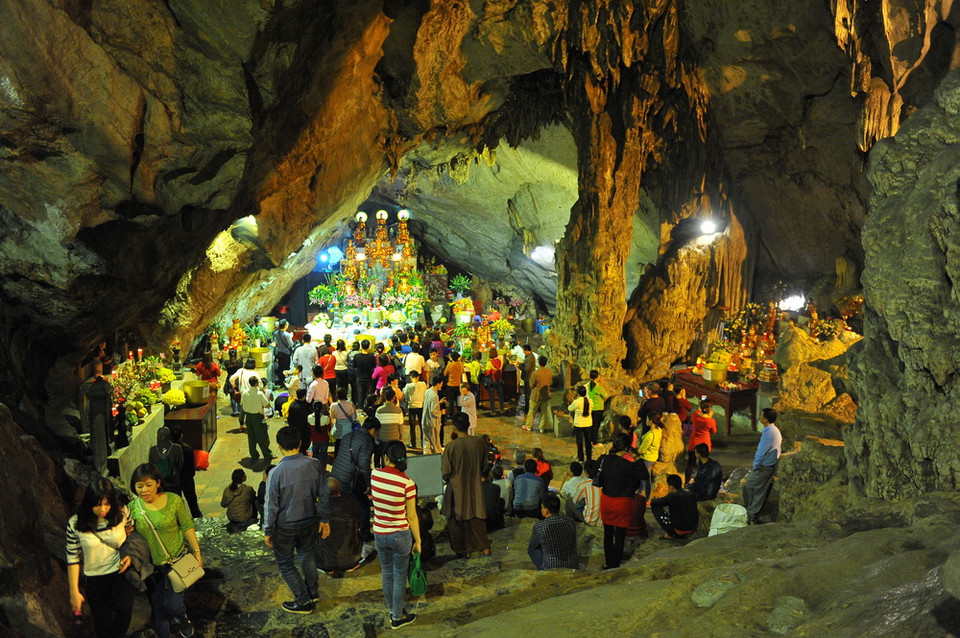 Du khách thập phương dâng hương tại động Hương Tích. (Ảnh: Quốc Khánh/TTXVN)