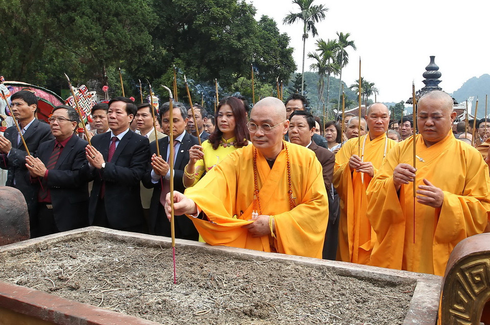 Thượng tọa Thích Minh Hiền và các hòa thượng dâng hương tại lễ khai hội. (Ảnh: Quốc Khánh/TTXVN)