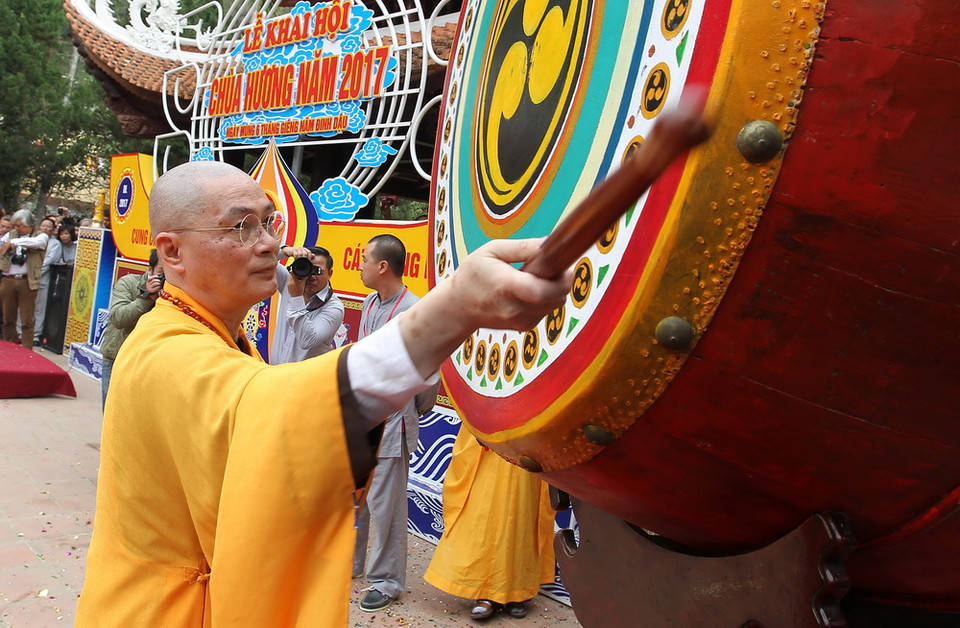 Thượng tọa Thích Minh Hiền đánh trống khai hội chùa Hương. (Ảnh: Quốc Khánh/TTXVN)