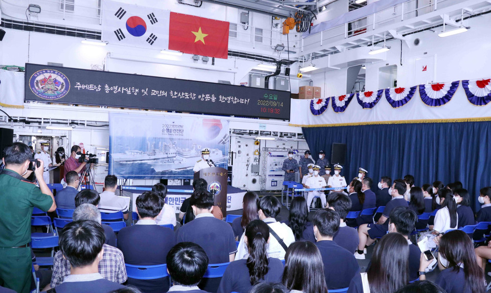 Quang cảnh buổi họp báo trên tàu HANSANDO. (Ảnh: Xuân Khu/TTXVN)