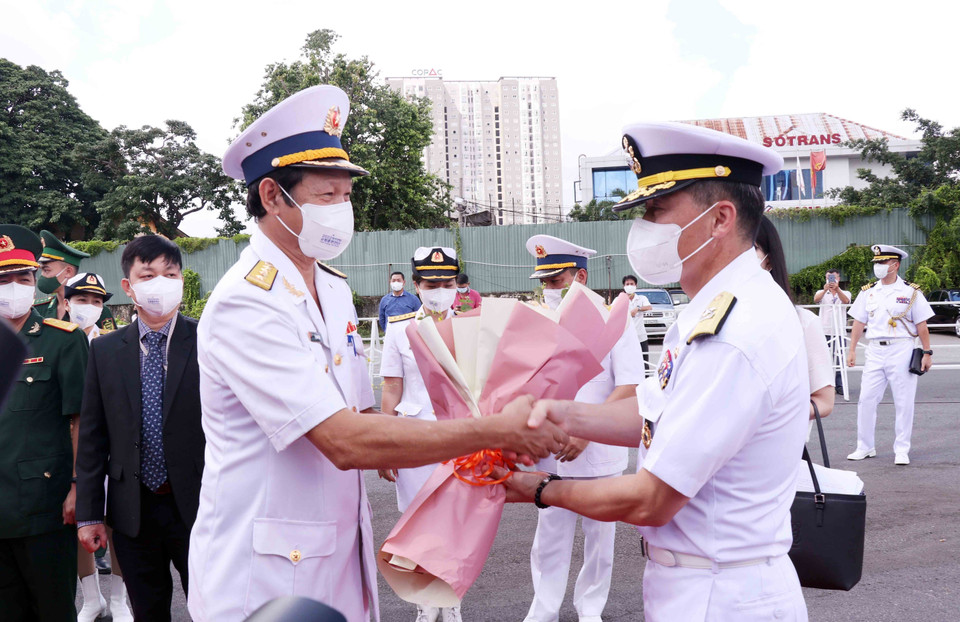 Đại tá Lê Nam Sơn, Phó Lữ đoàn trưởng Lữ đoàn 125, Vùng 2 Hải quân tặng hoa, chúc mừng Chuẩn tướng Gang Dong Goo, Trưởng đoàn nhóm tàu huấn luyện tuần tra trên biển Hải quân Hàn Quốc. 