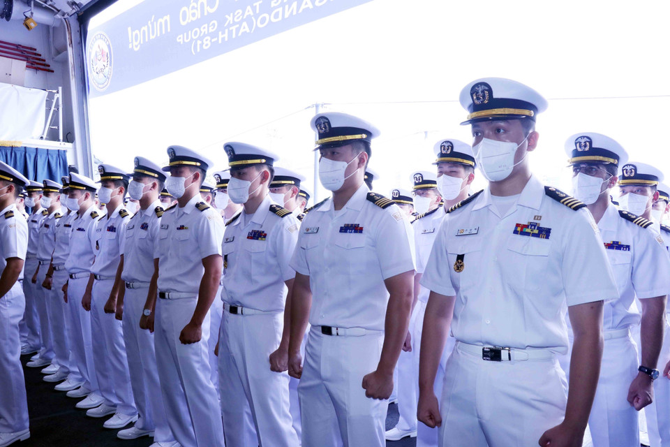 Các học viên năm cuối Trường sỹ quan hải quân Hải Quốc trong thủy thủ đoàn nhóm tàu huấn luyện tuần tra trên biển của Hải quân Hàn Quốc. (Ảnh: Xuân Khu/TTXVN)