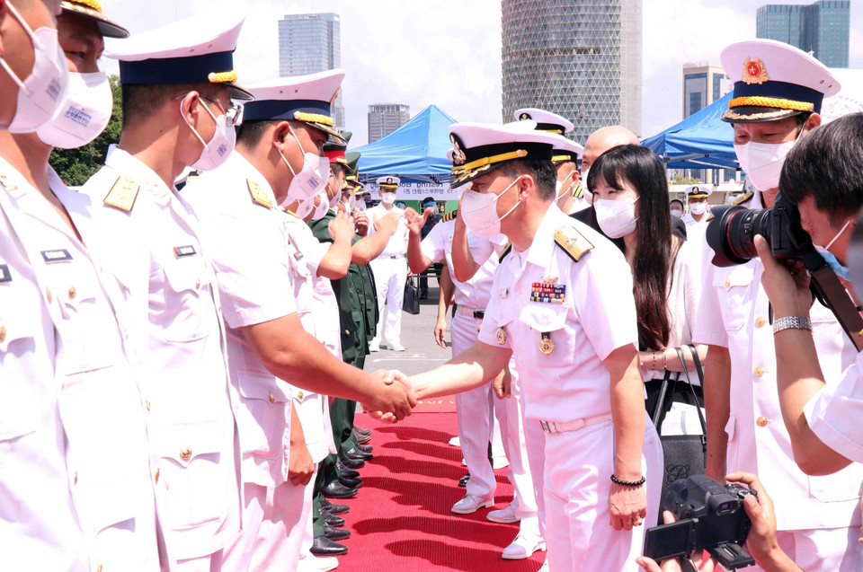 Các sỹ quan hải quân Việt Nam chào mừng Chuẩn tướng Kang Dong Goo, Trưởng đoàn nhóm tàu huấn luyện tuần tra trên biển Hải quân Hàn Quốc (phải). (Ảnh: Xuân Khu/TTXVN)