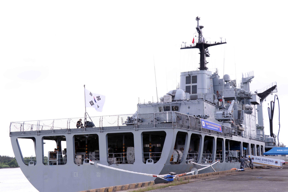 Tàu hỗ trợ hậu cần DAECHEONG (AOE) có trọng tải 4.200 tấn cập bến cảng Thành phố Hồ Chí Minh. (Ảnh: Xuân Khu/TTXVN)