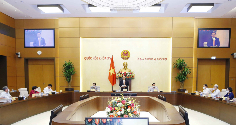 Chủ tịch Quốc hội Vương Đình Huệ làm việc với Tổ công tác của Ủy ban Thường vụ Quốc hội thực hiện Nghị quyết 30 của Quốc hội về công tác phòng, chống dịch COVID-19. (Ảnh: Doãn Tấn/TTXVN)