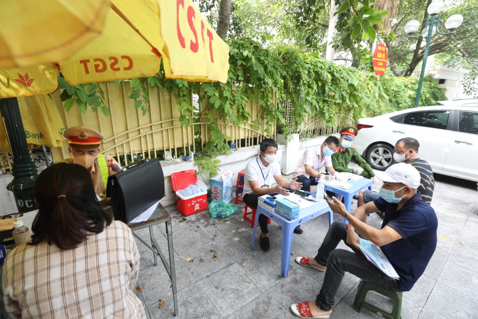 Lực lượng chức năng xử phạt người và phương tiện vi phạm. (Ảnh: Minh Quyết/TTXVN)