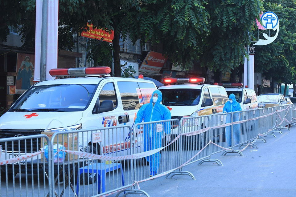 Xe chuyên dụng đưa các trường hợp F1 tại ngõ 328 Nguyễn Trãi, phường Thanh Xuân Trung, đi cách ly tập trung. (Ảnh: Tuấn Anh/TTXVN)