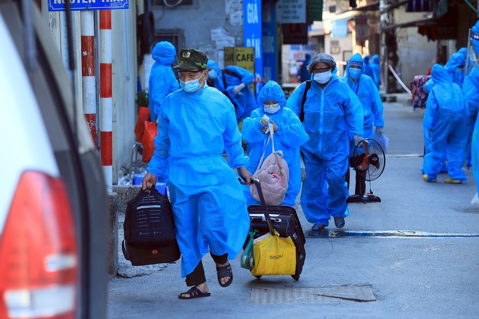 Các trường hợp F1 tại ngõ 328 Nguyễn Trãi, phường Thanh Xuân Trung, được đưa đi cách ly tập trung. (Ảnh: Tuấn Anh/TTXVN)